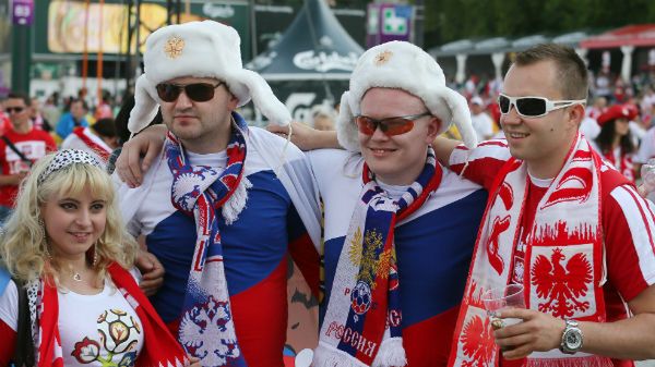 Kibice w Strefie Kibica w Warszawie przed meczem Polska - Rosja podczas Euro 2012