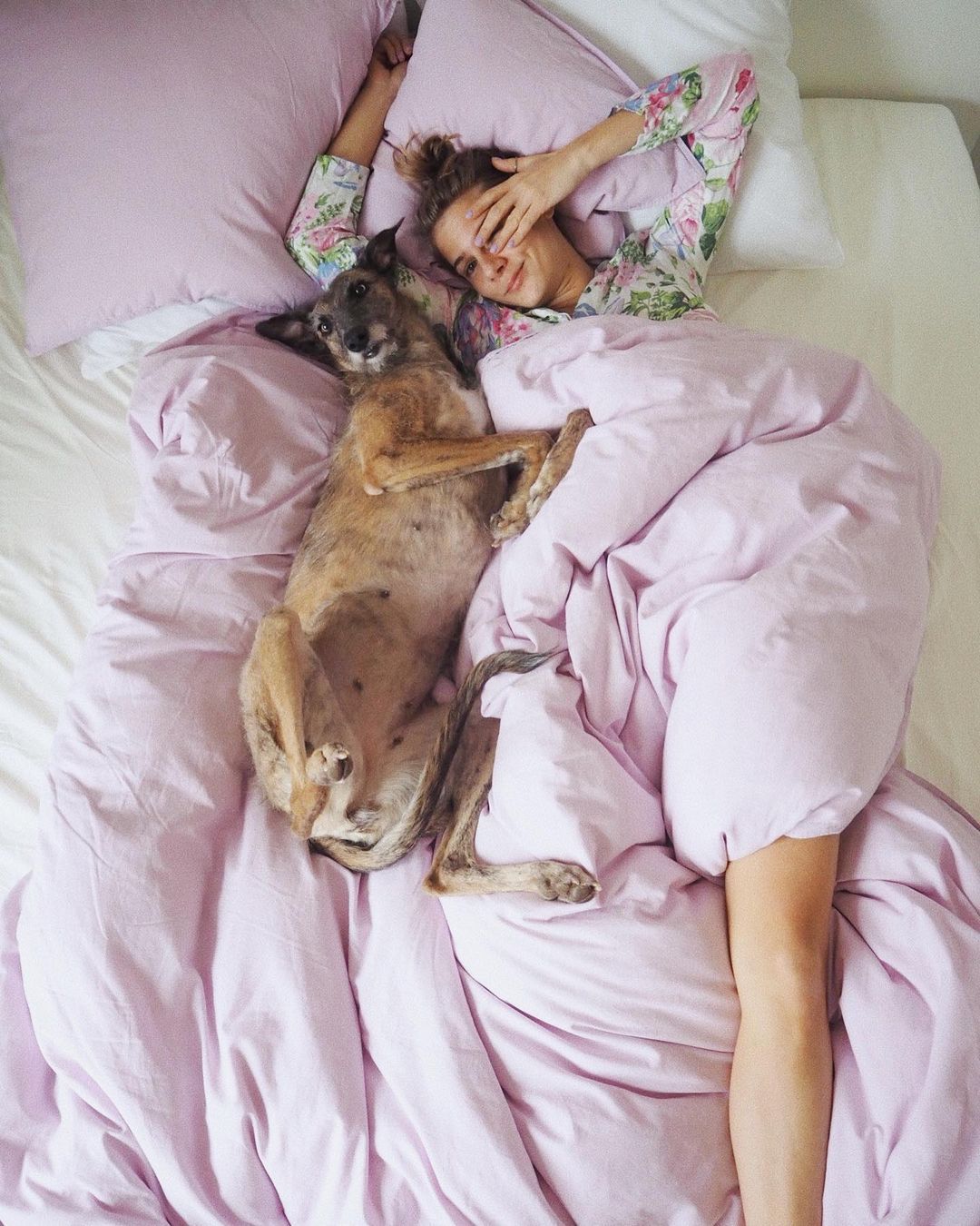 Marta Wierzbicka w łóżku z psem