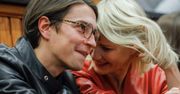 Nikodem Rozbicki pociesza Małgorzatę Kożuchowską, trzymając ją za rękę. Paparazzi zrobili im sensacyjne zdjęcia