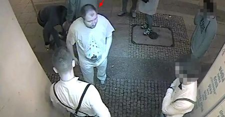 Brutalne pobicie w centrum Warszawy. Policja szuka napastników