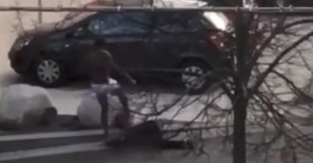 Imigrant pobił 73-letnią Niemkę. Brutalny atak nagrała kamera
