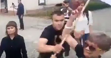 Narodowiec wyrywa kobiecie flagę KOD. Nowe nagranie z Radomia