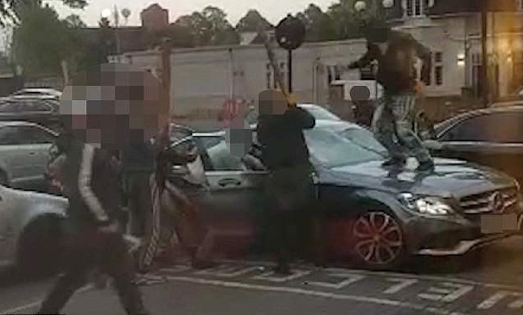 Brutalny napad na ulicy. Kilkunastu mężczyzn katowało człowieka