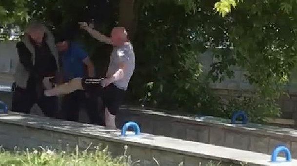 Mężczyzna atakujący przechodnia