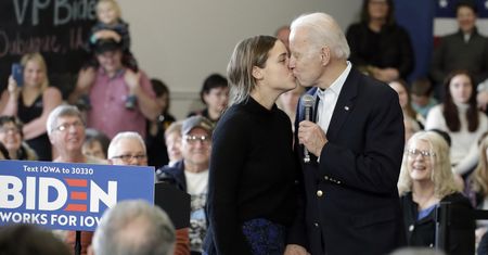 77-letni Joe Biden pocałował w usta 19-letnią wnuczkę. W sieci zawrzało