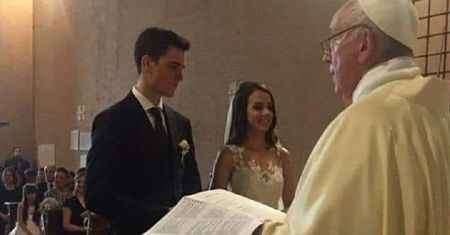 Franciszek zaskoczył młodą parę. "Znalazłem papieża w zakrystii"