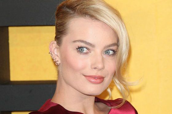 Seksowna blondynka została rudą brzydulą. Zobacz zdjęcia Margot Robbie z planu "Mary, Queen Of Scots"