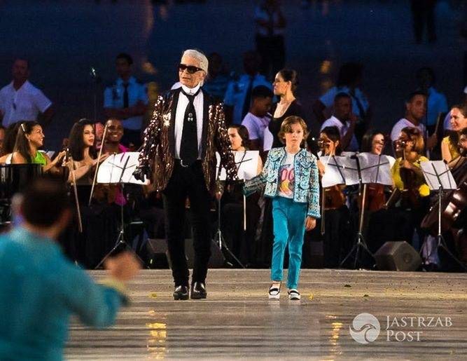 Finałowe wyjście Karla Lagerfelda, pokaz kolekcji Chanel Cruise 2016/2017 (fot. ONS)