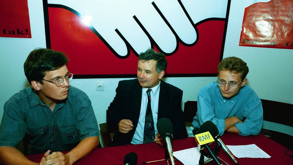 Odnalezione przez internautów zdjęcie sprzed lat. Po prawej - Paweł Rabiej, w środku Jarosław Kaczyński, po lewej - Michał Bichniewicz