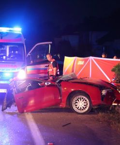 Tragiczny wypadek w Białobieli. Toyota rozpadła się na pół, kierowca nie żyje