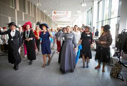 Założyły kapelusze i suknie, aby uczcić polskie emancypantki