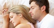 Walka o kołdrę, pozycja na łyżeczkę. To, jak śpimy, poważnie wpływa na związek