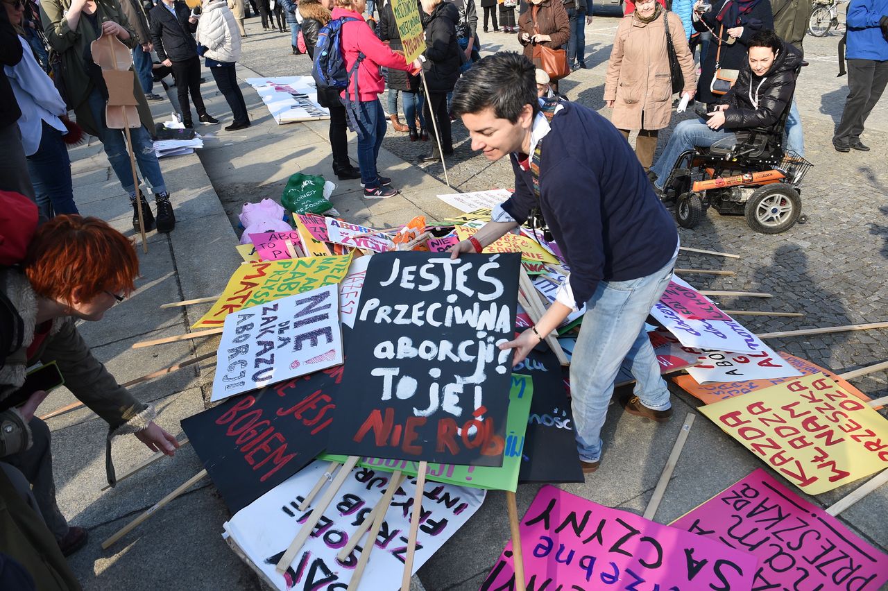 Wielowieyska wyciąga kontrowersyjne punkty z projektu ustawy. Polski feminizm znów strzela sobie w kolano