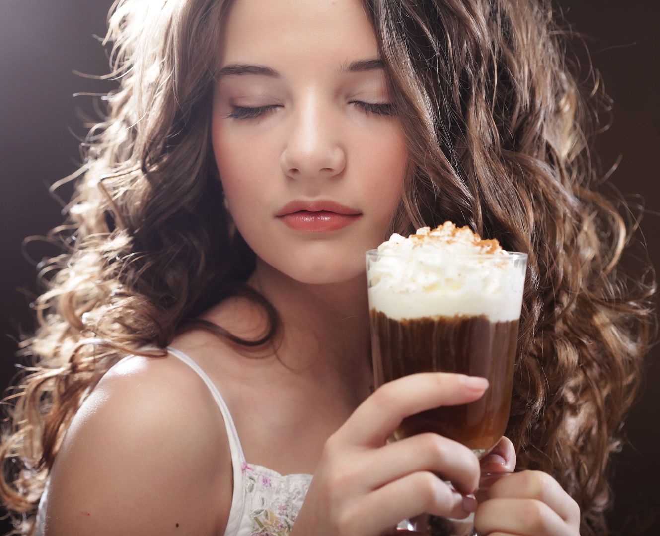 Słodkie napoje z popularnych sieci kawiarni mają więcej cukru, niż moglibyśmy przypuszczać. 