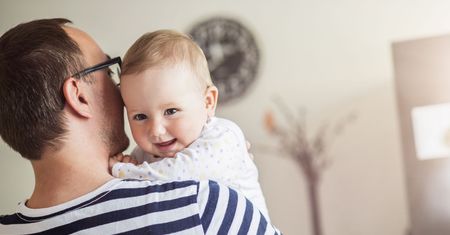 Ojciec z córeczką w damskiej toalecie? Ludzie są oburzeni jego "nieodpowiedzialnością"