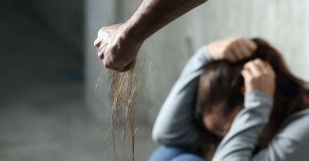 Boi się, że były mąż zabije ją i ich dzieci. Mężczyzna nadal może z nimi mieszkać