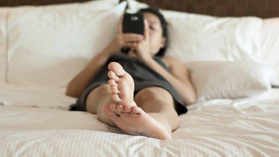 Wiele osób korzysta z komórki nawet w łóżku. To błąd