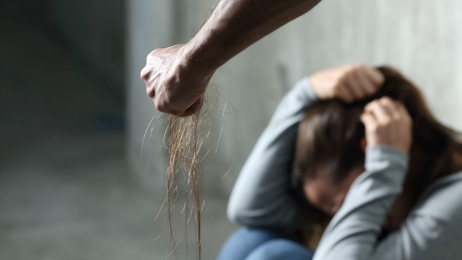 Boi się, że były mąż zabije ją i ich dzieci. Mężczyzna nadal może z nimi mieszkać