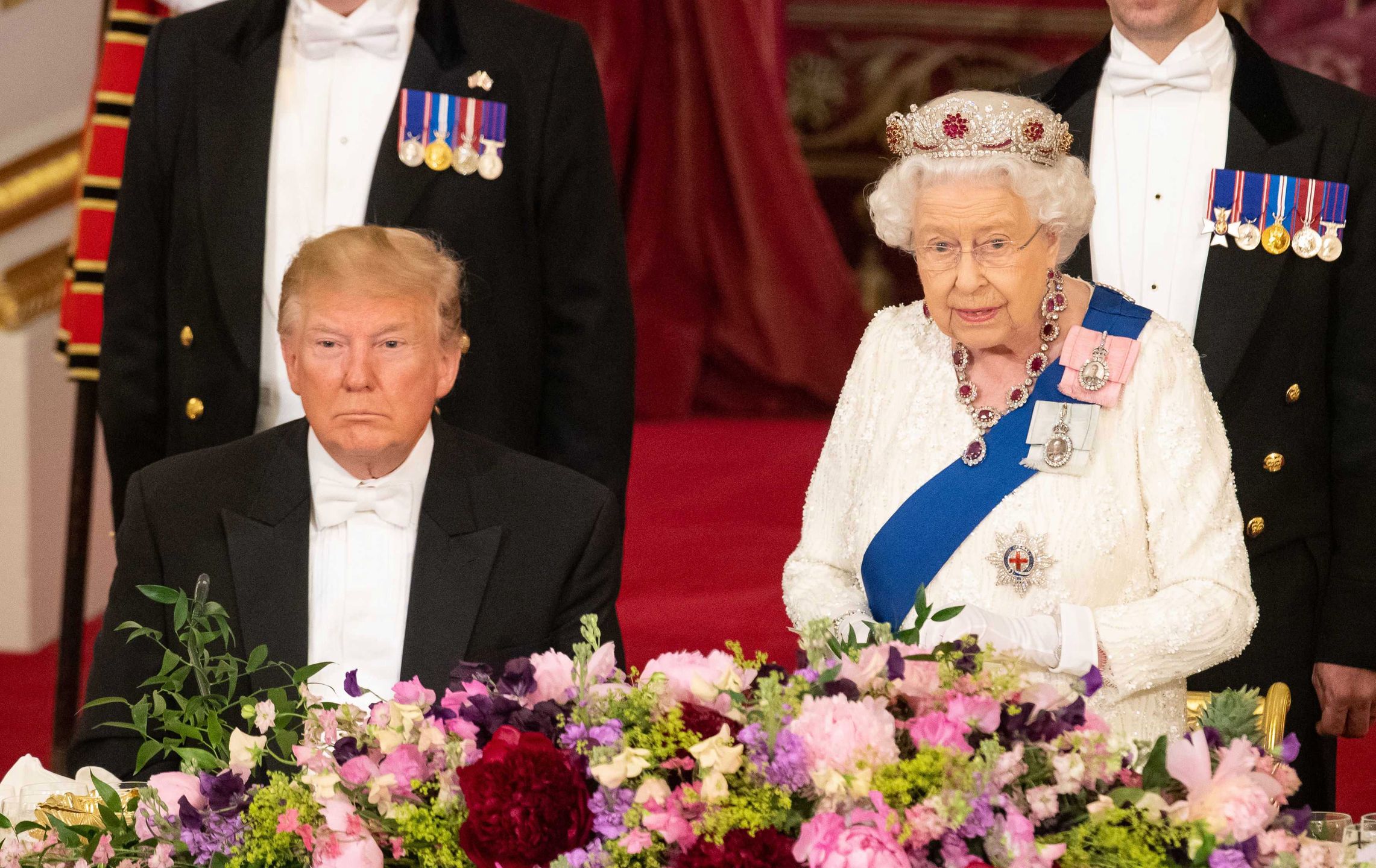 Donald Trump przysypia podczas przemówienia królowej Elżbiety II