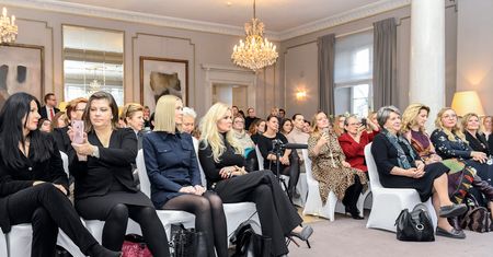 Jak przebić szklany sufit, czyli co ułatwia kobietom rozwój zawodowy? Nowy raport Fundacji Sukces Pisany Szminką