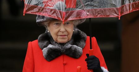 Królowa Elżbieta obejrzała serial "The Crown". Jedna scena ją oburzyła