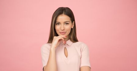 Kobiecość wyraża się w kolorach – ubrania w pudrowym różu dla każdej z nas