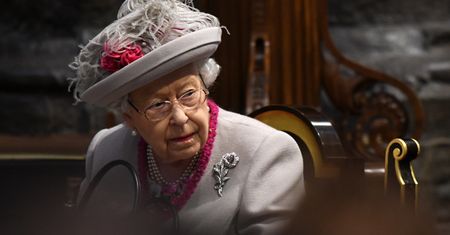 Królowa Elżbieta II ZACHOROWAŁA. Zrezygnowała ze spotkania, w którym bierze udział co roku od... 77 lat