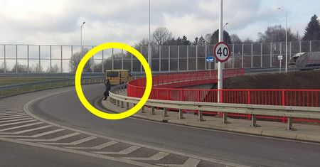 Lublin. Pomogli kobiecie błąkającej się po drodze ekspresowej. Dziwna reakcja pogotowia