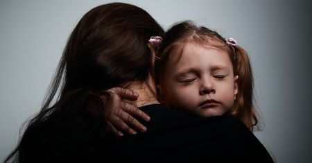 Polacy stoją murem za skatowanym szczeniakiem. Na bite matki i dzieci brakuje nam już empatii?