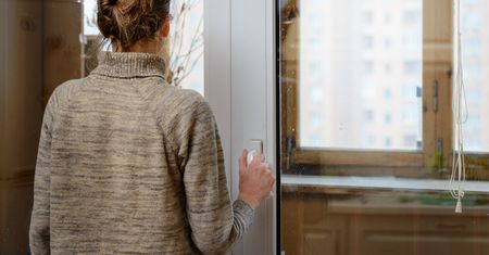 Jej babcia przeżyła gwałt. Córkę oddaną do adopcji poznała po 77 latach