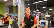 Zaczynał na kasie w supermarkecie. Zarobił miliony w niekonwencjonalny sposób