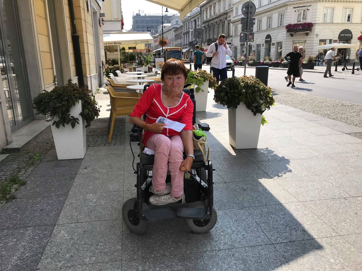 Niezwykłe życie Anety. Niepełnosprawna 50-latka walczy o przetrwanie w stolicy