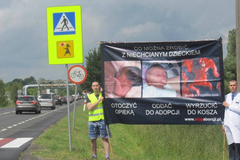 Obrońcy życia stanęli na drodze. Mogli spowodować wypadek