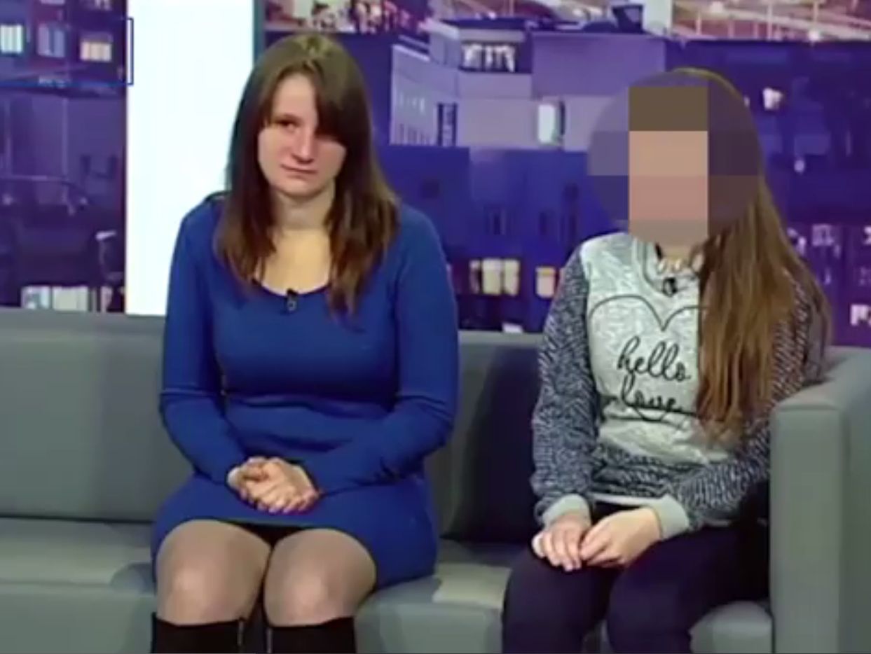 Matka zmusiła 12-letnią dziewczynkę do konfrontacji z gwałcicielami na wizji.