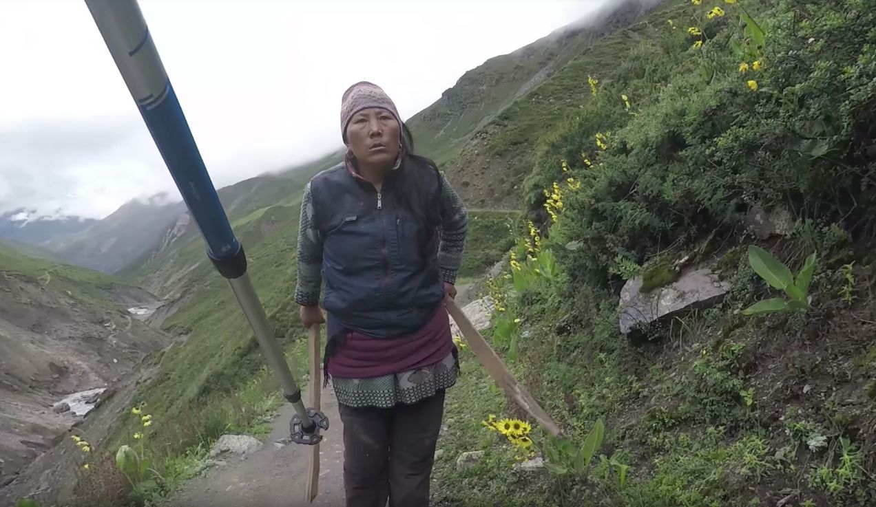 Turystka musiała szybko uciekać. Rozwścieczyła właścicielkę sklepu z herbatą w Nepalu