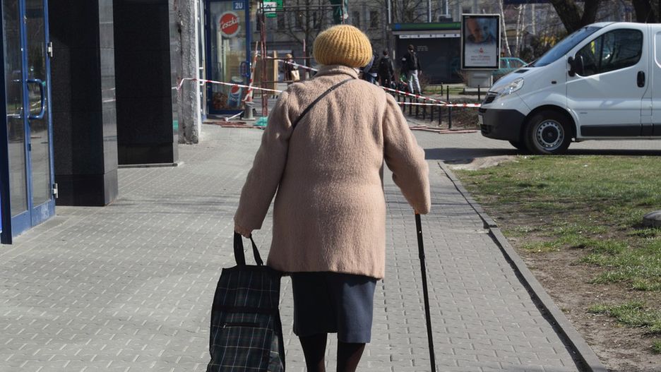 Starsza kobieta z laską.