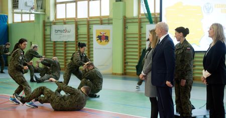 Macierewicz wśród kobiet. Zobacz, czego uczą się Polki