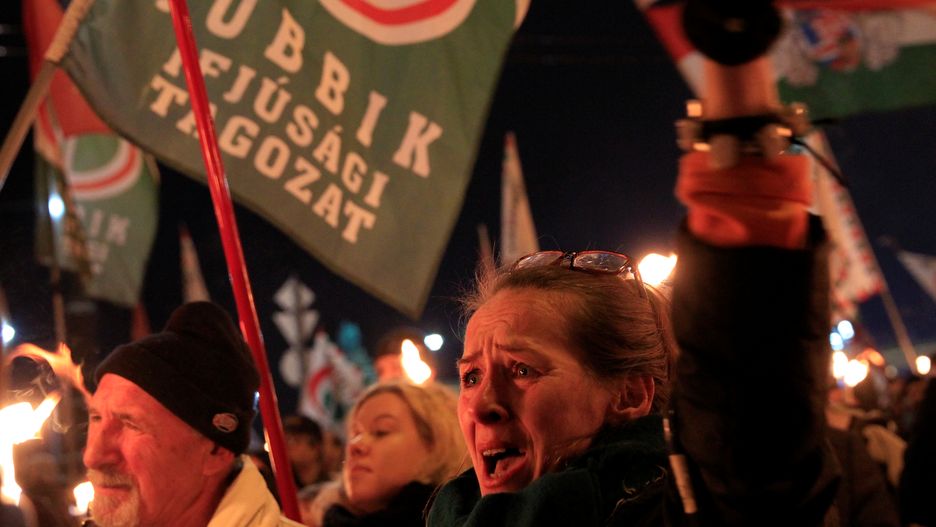 Jobbik porzucił faszyzm, ale nadal maszeruje z pochodniami.