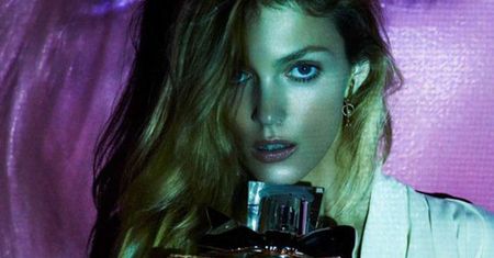 Anja Rubik i zapachy nowego sezonu w sesji „Vogue Paris”