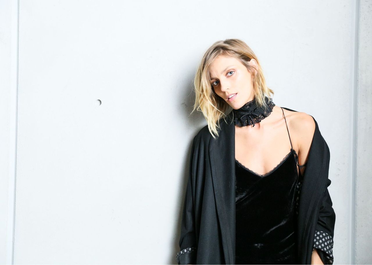 LOOK OF THE DAY: Anja Rubik w aksamitach Adama Selmana