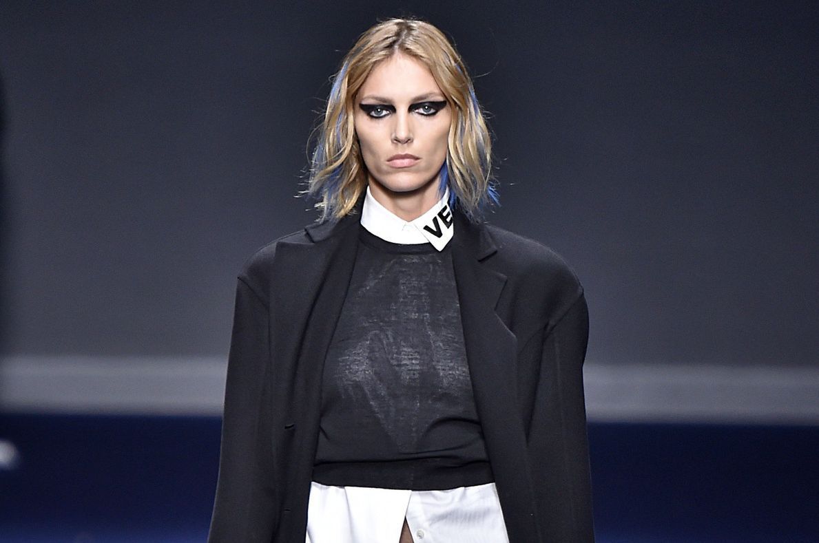 Anja Rubik na wybiegu Versace