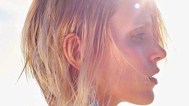Anja Rubik pokazała kolejną odsłonę okładki Porter Magazine. Ubrana jest tylko do połowy