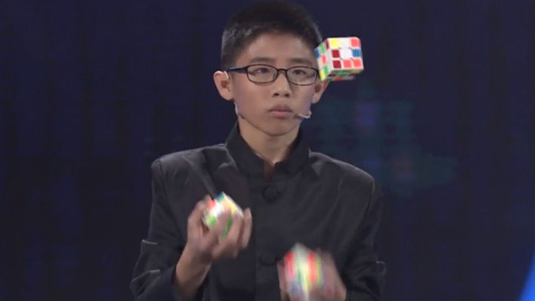 Chiny: nastolatek ułożył jednocześnie trzy kostki Rubika... żonglując nimi [wideo]