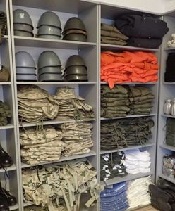 Ciepłe kalesony, hełmy i menażki na sprzedaż. Agencja Mienia Wojskowego otwiera sklep za sklepem