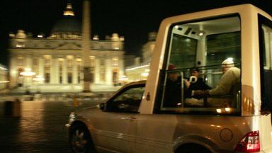 Papież powracający ze szpitala