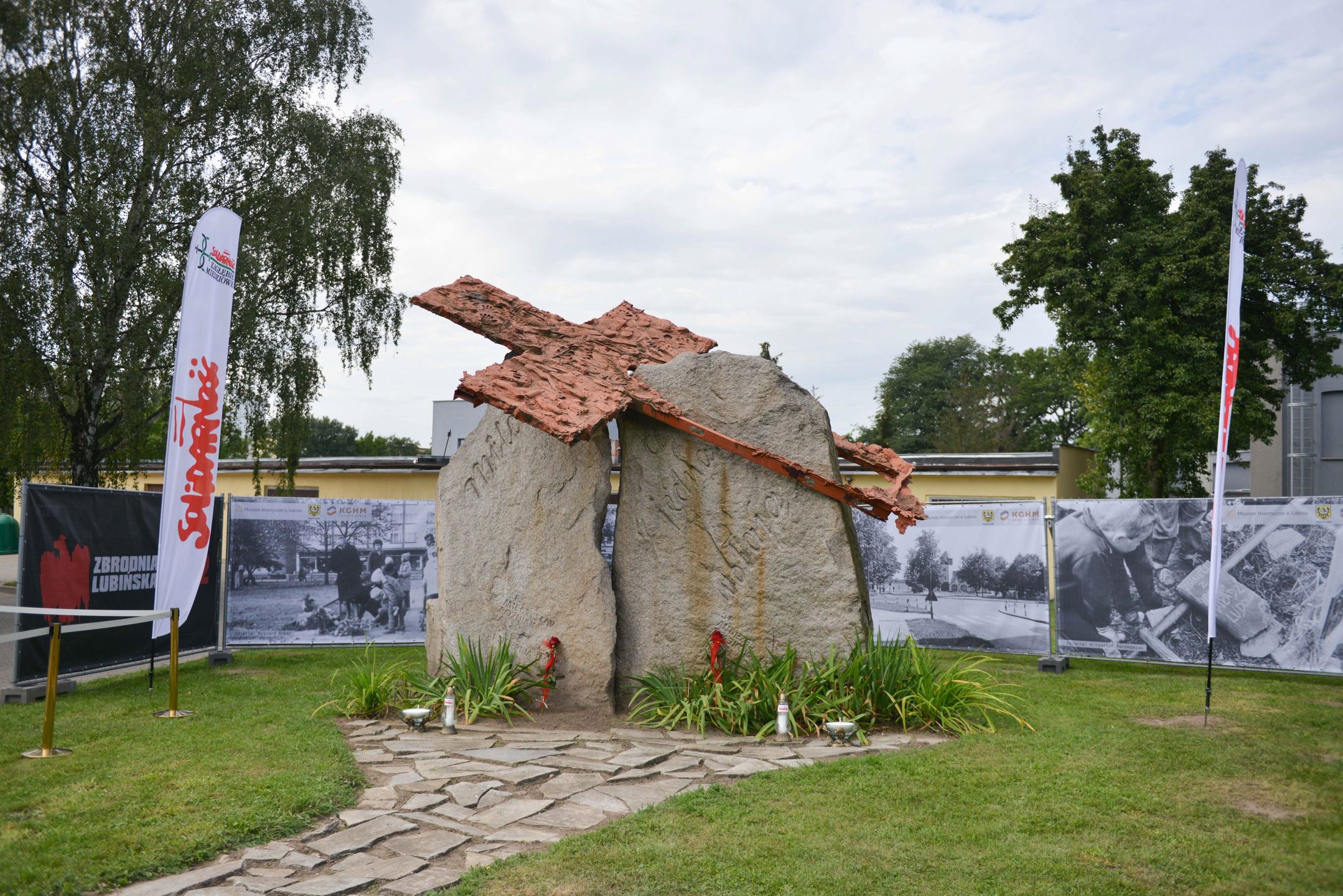 Pomnik w sierpniu ubiegłego roku, podczas uroczystych obchodów 35. rocznicy zbrodni lubińskiej