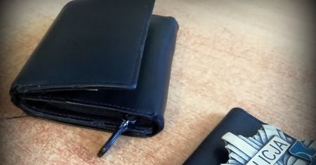 Z jadącego auta wypadł portfel. Znajomi znaleźli kilka tysięcy