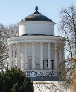 Wandale zniszczyli budowlę w Ogrodzie Saskim z połowy XIX wieku