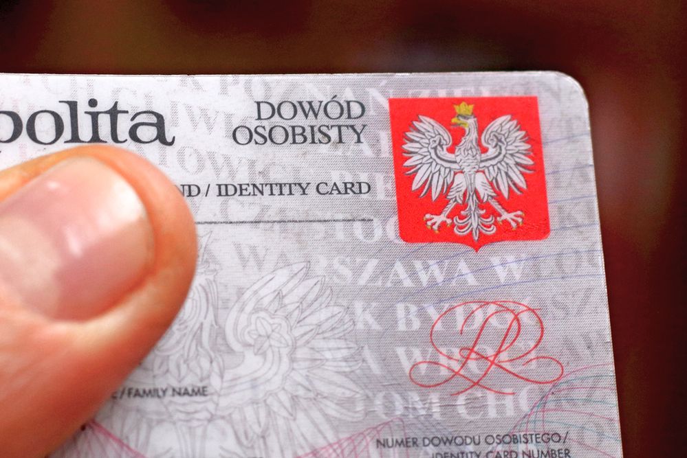 Zdjęcia dowodów, paszportów, a nawet mandatów. Sprawdziliśmy, co Polacy wrzucają do sieci 