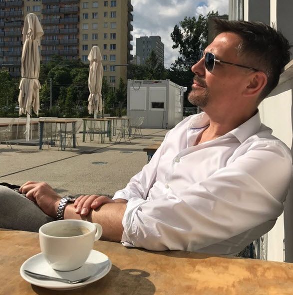 Krzysztof Ibisz chwali się mięśniami. Wiedzieliście, że skrywa takie ciało pod marynarką?